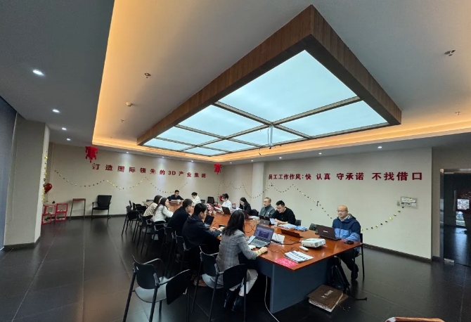 為深入貫徹中共中央、國務院印發(fā)的《國家標準化發(fā)展綱要》，落實加快數(shù)字化發(fā)展、建設數(shù)字中國的戰(zhàn)略部署，和《上海市全面推進城市數(shù)字化轉型“十四五”規(guī)劃》，推進上海城市數(shù)字化轉型標準化建設，數(shù)造科技積極響應這一號召，成為上海市浦東新區(qū)第一批試點數(shù)字化改造企業(yè)之一，并順利通過驗收。  圖片  圖片  圖片  圖片  圖為上海市城市數(shù)字化轉型工作領導小組部分領導和南匯工業(yè)園區(qū)領導、上海數(shù)造領導班子成員參加數(shù)字化改造驗收答辯  圖片  參觀上海數(shù)造大廳的數(shù)字化制造“黑湖小工單”生產(chǎn)工序看板  數(shù)造科技自成立之初，創(chuàng)始人趙毅博士就以“數(shù)造”為企業(yè)命名，蘊含數(shù)字化制造和變革的深遠意義，與此時政府推進聚焦制造業(yè)與數(shù)字化改造深度融合。未來，數(shù)造科技將不斷提升公司智能化、數(shù)字化、信息化改造力度，全面提升公司綜合管理和運營水平，著力實現(xiàn)智能制造高質量發(fā)展。